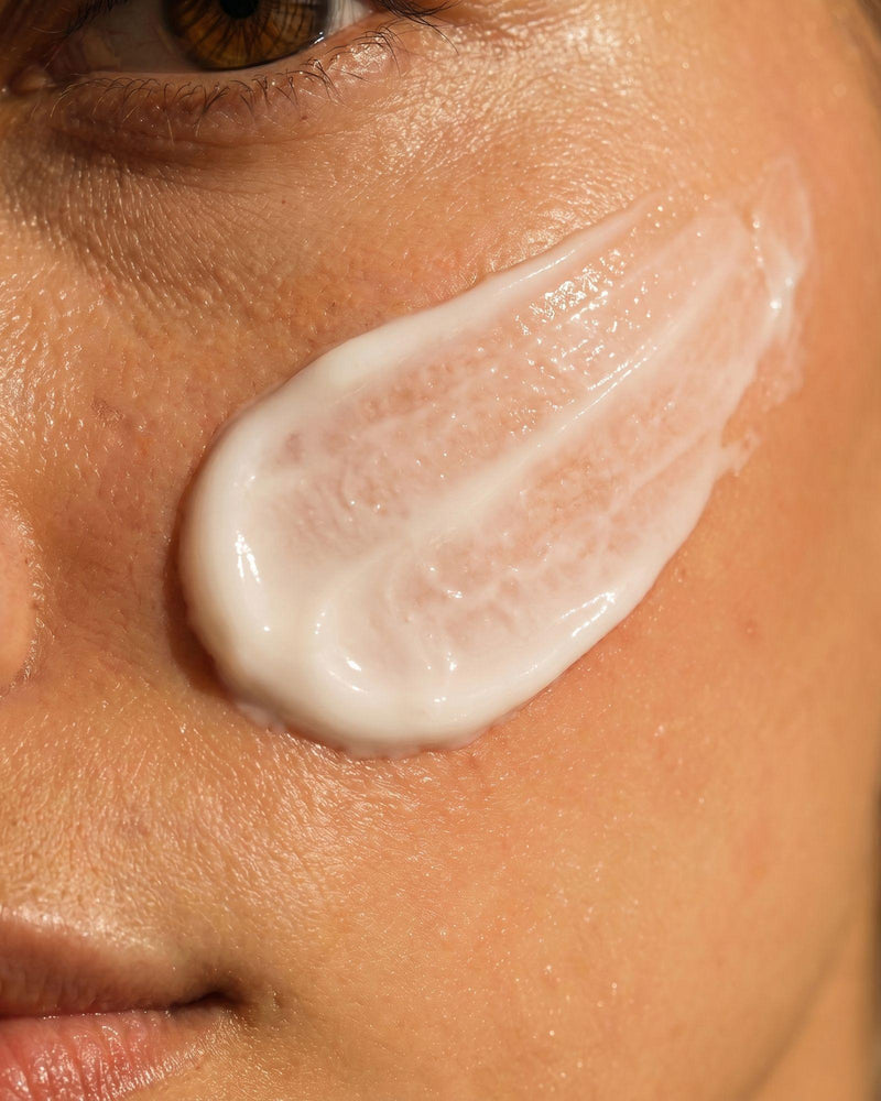 Application de la crème Lumière Douce sur le visage