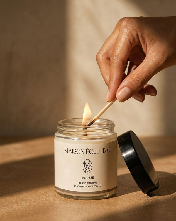 Bougie Mousse allumée dans un intérieur chaleureux