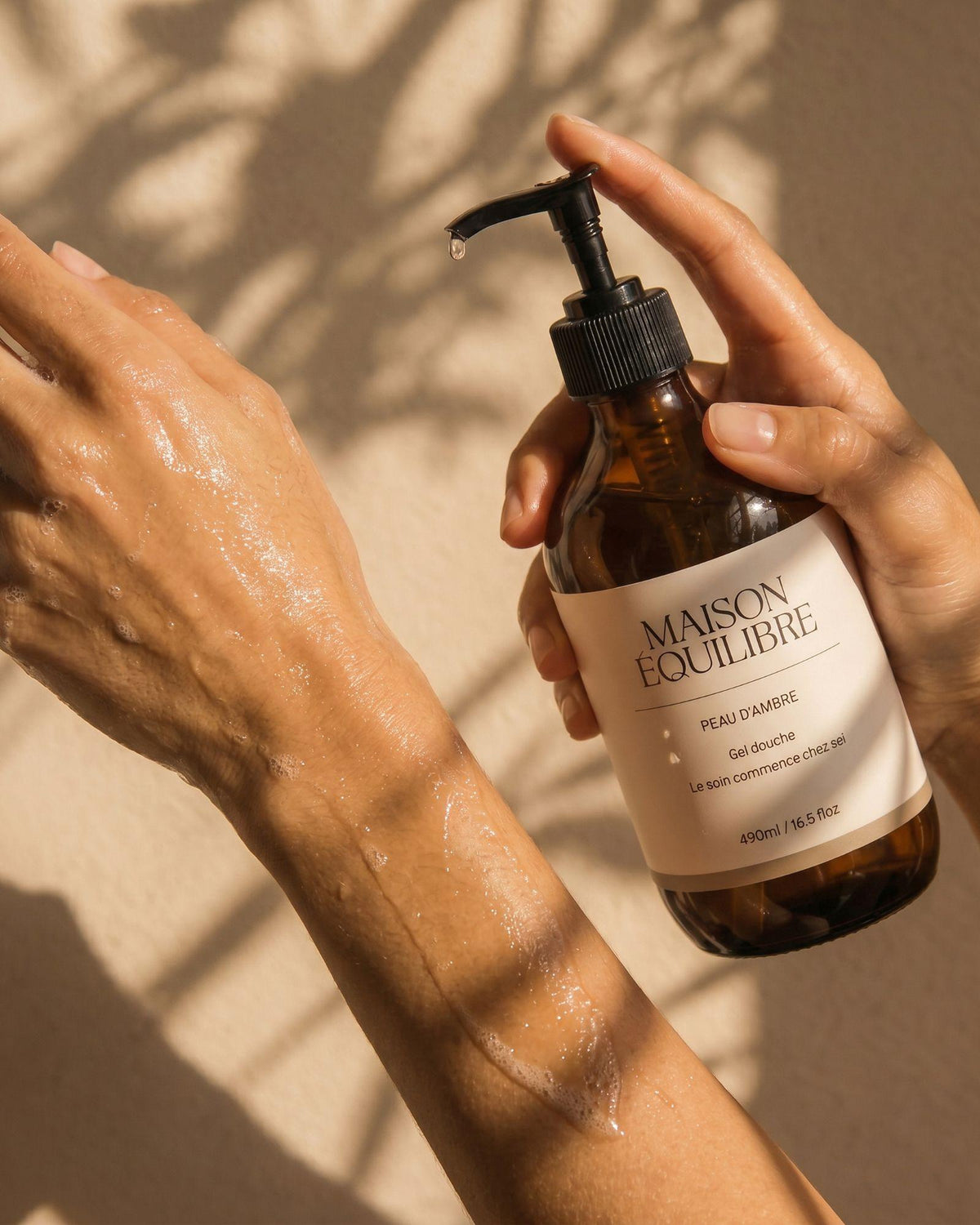 Gel douche mains et corps Peau d’Ambre appliqué sur une peau mouillée.