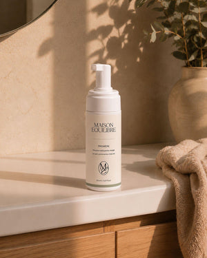Mousse nettoyante Première dans une salle de bain lumineuse