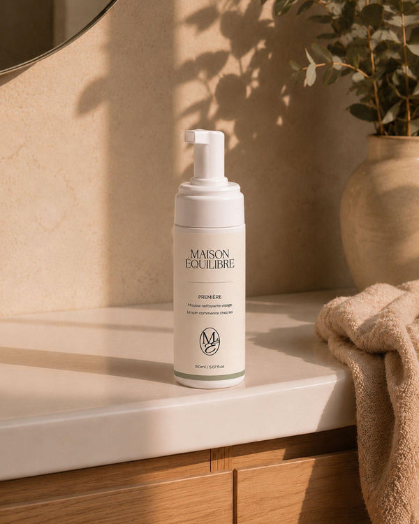 Mousse nettoyante Première dans une salle de bain lumineuse