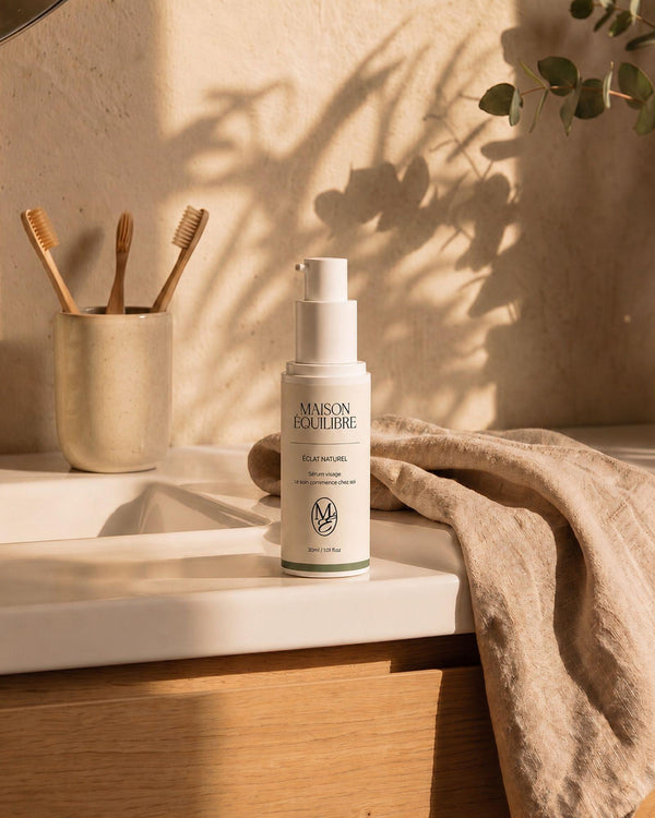 Sérum Éclat Naturel dans une salle de bain lumineuse