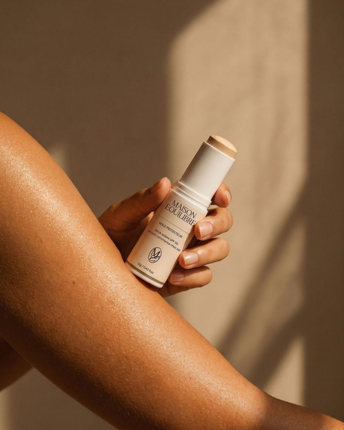 Application nomade du stick solaire SPF 50 Voile Protecteur sur le bras.
