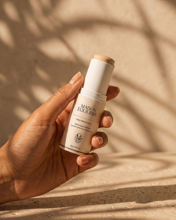 Stick SPF50 Voile Protecteur tenu en main