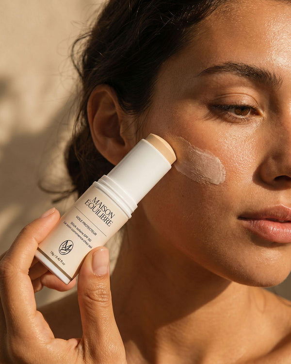 Application du stick SPF50 Voile Protecteur sur le visage