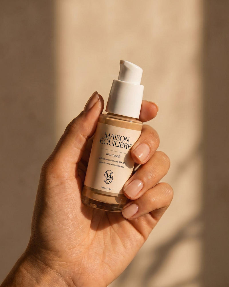 Voile Teinté SPF30 tenu en main